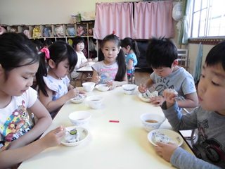 班になって給食を食べる子どもたちの写真