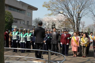 市役所前の公園で伝達式