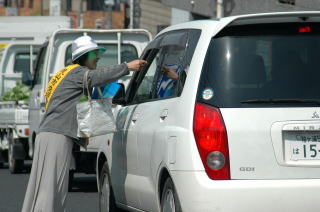 車のドライバーに啓発用品を配布