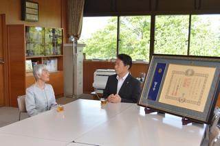 市長と話す小山さんの写真