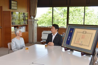 市長と話す小山さんの写真