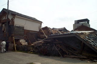 倒壊した建物