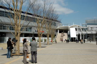 流山おおたかの森駅前で取材