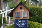 小鳥の家をモチーフにしたオープンガーデンのウェルカムボードの写真