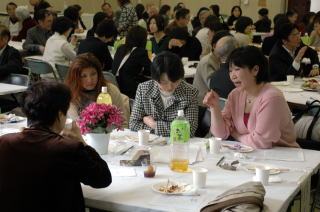 昼食会では外国の方とも交流