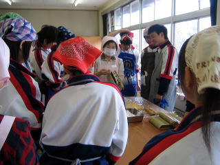 真剣に作り方を学ぶ生徒たち