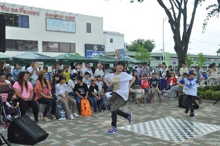 地元ダンスチーム「ユニティー」の皆さんのダンス中の写真