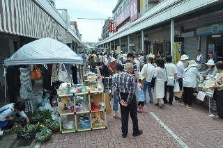 大勢の人でにぎわう東口商店街の写真