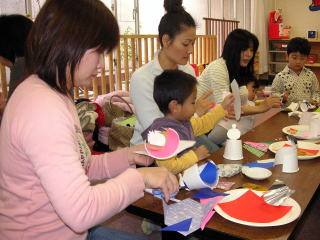 親子が雛人形作りに挑戦