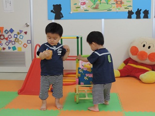 おもちゃで遊ぶ双子の男の子の写真