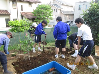 土をたがやす生徒の写真