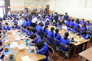 90人の生徒が参加した体験教室の写真