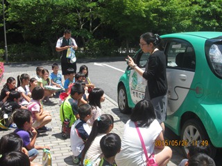 電気自動車に興味津々な子どもたちの写真