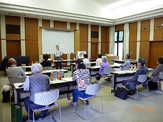 会場に集まった参加者の皆さんの写真