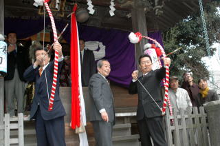 井崎市長も的撃ちに挑戦