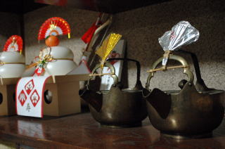 神社に残る対の茶釜