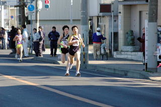 力走する選手たち