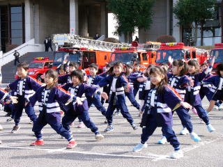 南流山幼稚園の園児たちがお遊戯を披露