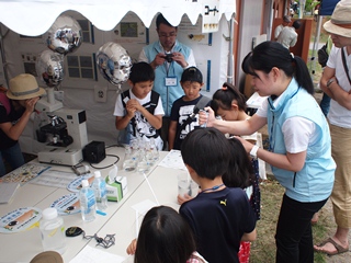 上水実験に参加する子どもたちの写真