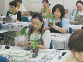 観葉植物を植え付ける参加者の写真