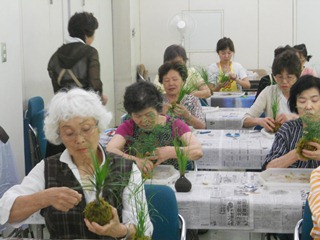 土玉に苔を貼る参加者の写真