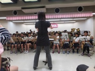 東小学校吹奏楽部の演奏中の写真