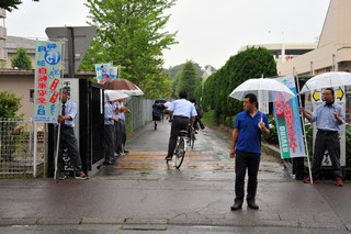 校門前で声掛けをする自転車マナーアップ隊の写真