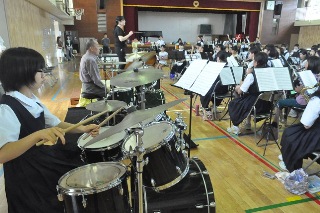 ドラムを演奏する生徒の写真