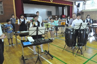 打楽器を演奏する児童・生徒の写真