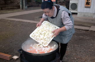 大きな鍋で作られたけんちん汁