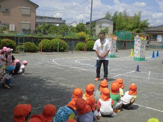 園庭に現れた汽車の写真