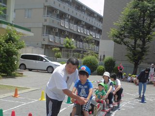 約束事を聞く子どもたちの写真