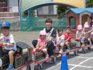 汽車を運転する年長さんの写真