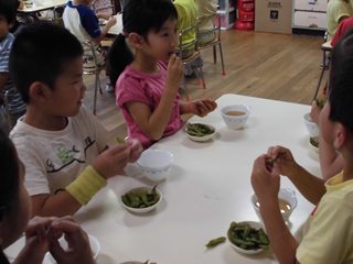 枝豆を食べる子どもたちの写真