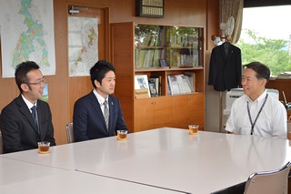父親・輝宏さん、佐藤典孝さんと話をする井崎市長の写真
