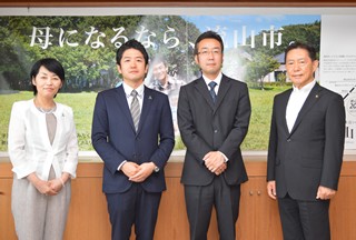 父親・輝宏さん、佐藤典孝さん、高橋和子さんと井崎市長の写真