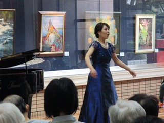 齋藤亜紀子さんがうたを歌われる様子の写真