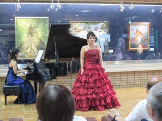 メゾソプラノの友光曜子さん演奏中の写真