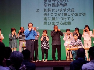 参加者皆さんで演奏する様子の写真