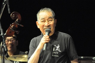 客席に語りかける猪俣猛さんの写真