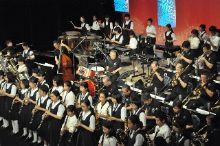 小中学生との合同演奏の写真
