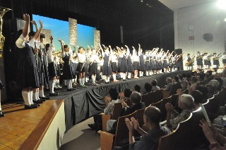 小中学生との合同演奏の写真