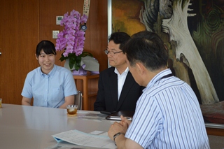 市長とお話しをする国府田さんの写真