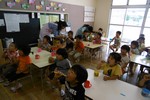 歯みがきをする子どもたちの写真