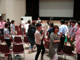 品川さんの声掛けで、立ち上がり、移動する参加者の写真