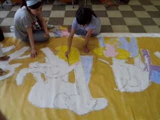 象の絵を描く子どもたちの写真
