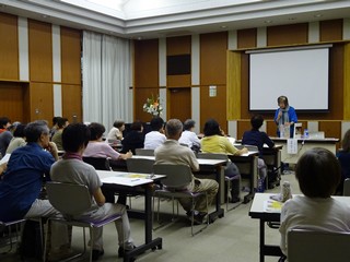 講師の深澤さんのお話に聞き入る参加者の皆さんの写真