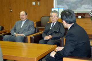 市長室を訪れた流山陶友会の役員