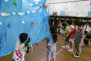 的当てで遊ぶ子どもたちの写真