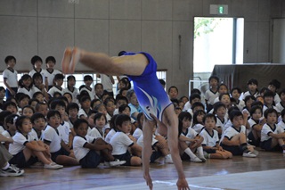 技を披露してくださる国体選手の写真